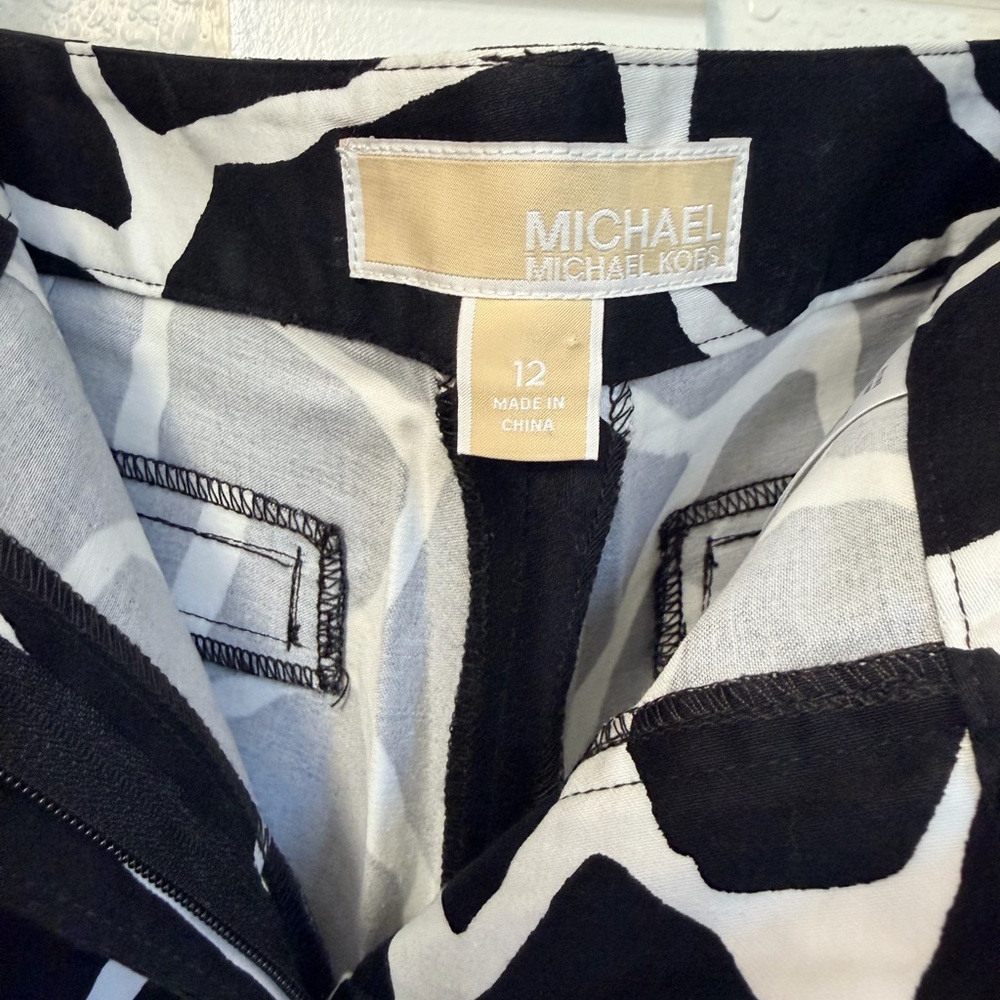 Michael Kors Black and White Patterned Women Shorts - Picture 5 of 16